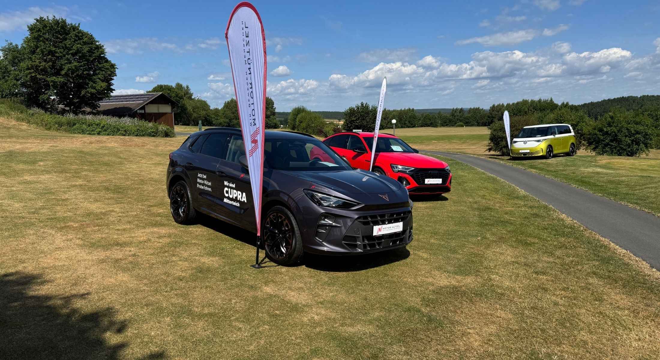 Drei Fahrzeuge von Cupra, Audi und VW Nutzfahrzeug