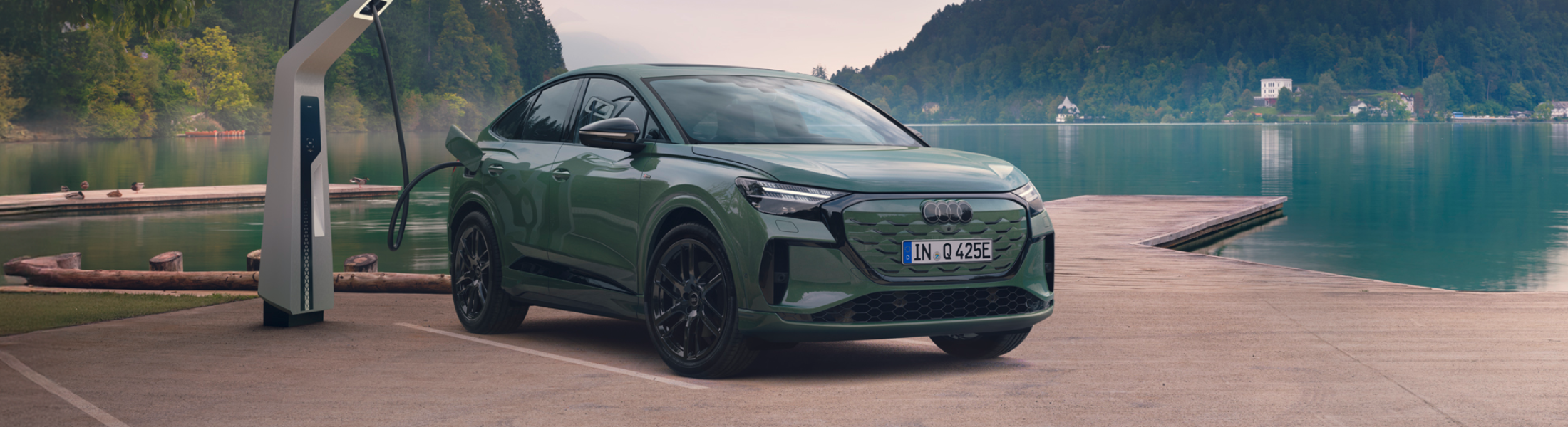 Grüner Audi Q4 e-tron an einer Ladesäule