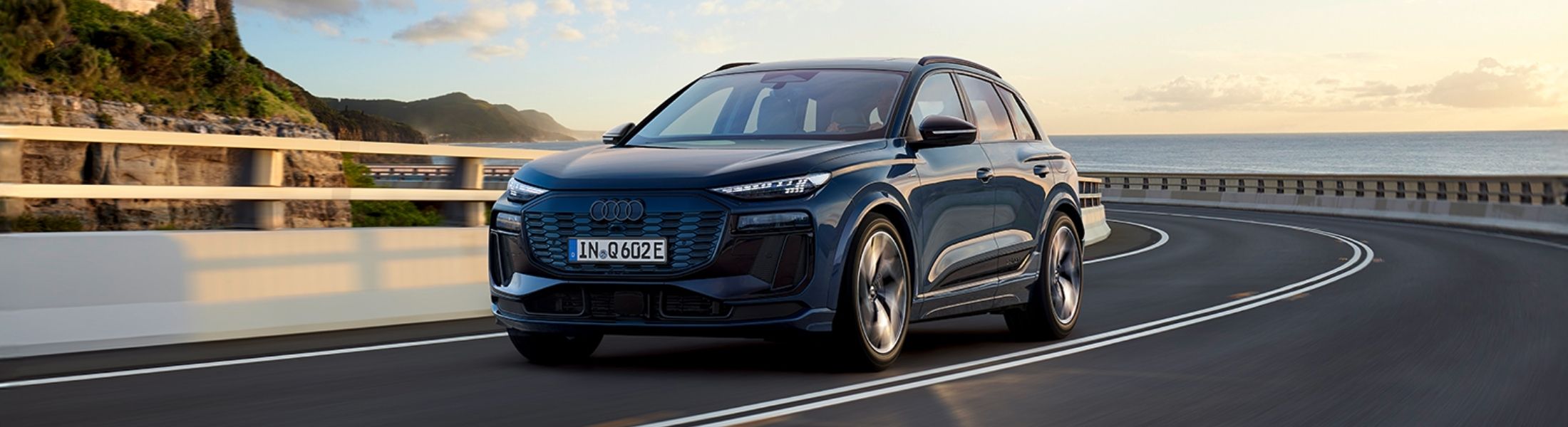 Grüner Audi Q4 e-tron an einer Ladesäule