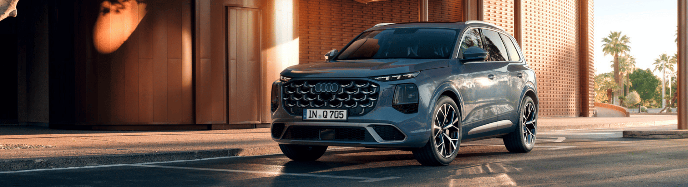 Audi Q7 von schräg vorne steht auf einem Parkplatz