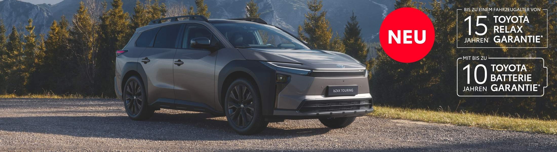 silberner Toyota bz4x auf einer Straße im Wald