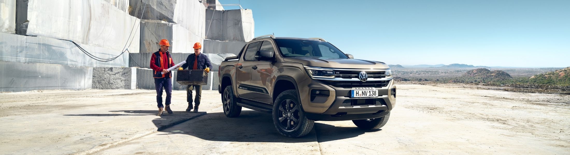 brauner Amarok in einem Steinbruch