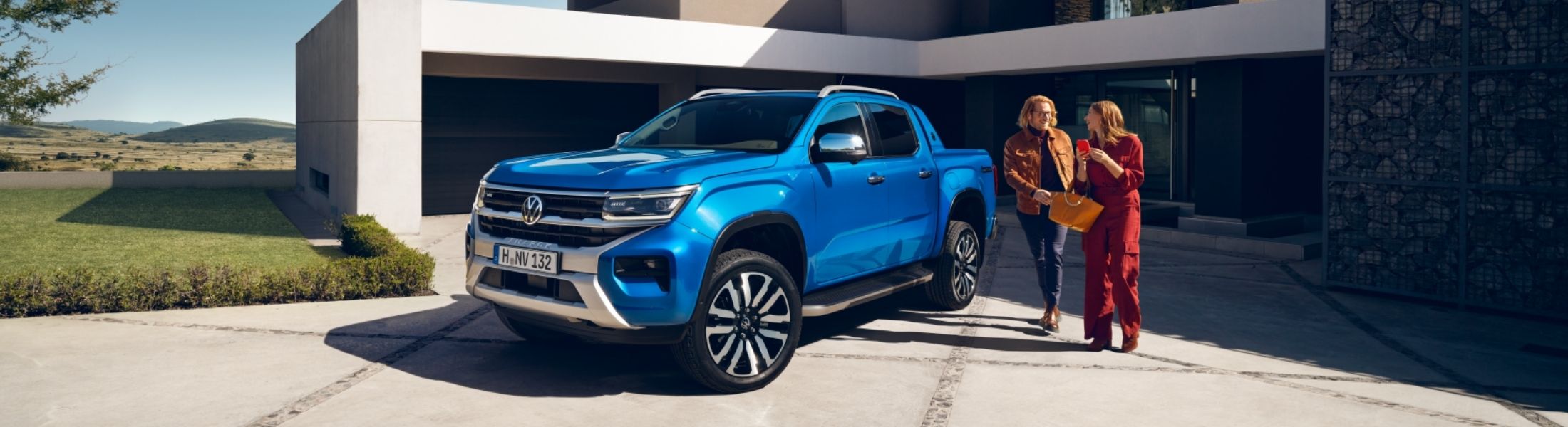 VW Amarok in Blau vor einem modernen Haus
