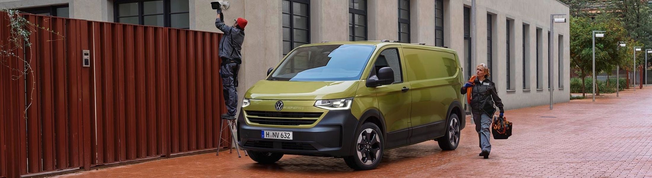VW eTransporter vor einem Gebäude