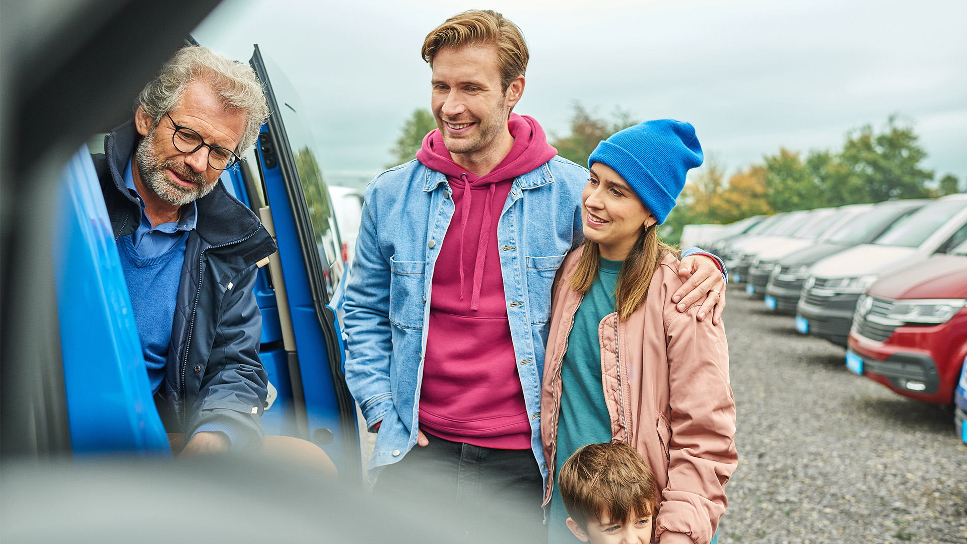 Ein Pärchen bei der Besichtigung eines VW Multivans
