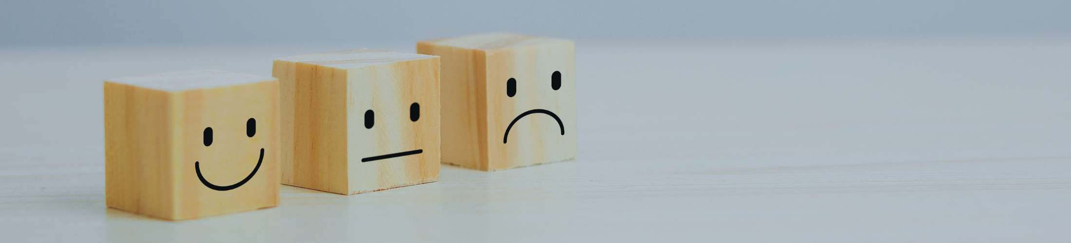 Drei Holzw&uuml;rfel mit Smiley-Gesicht