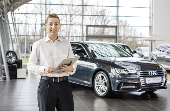 Autoverkäufer im Autohaus
