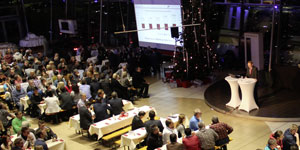 Mitarbeiter bei der Weihnachtsfeier von Motor‑Nützel in festlich dekoriertem Saal